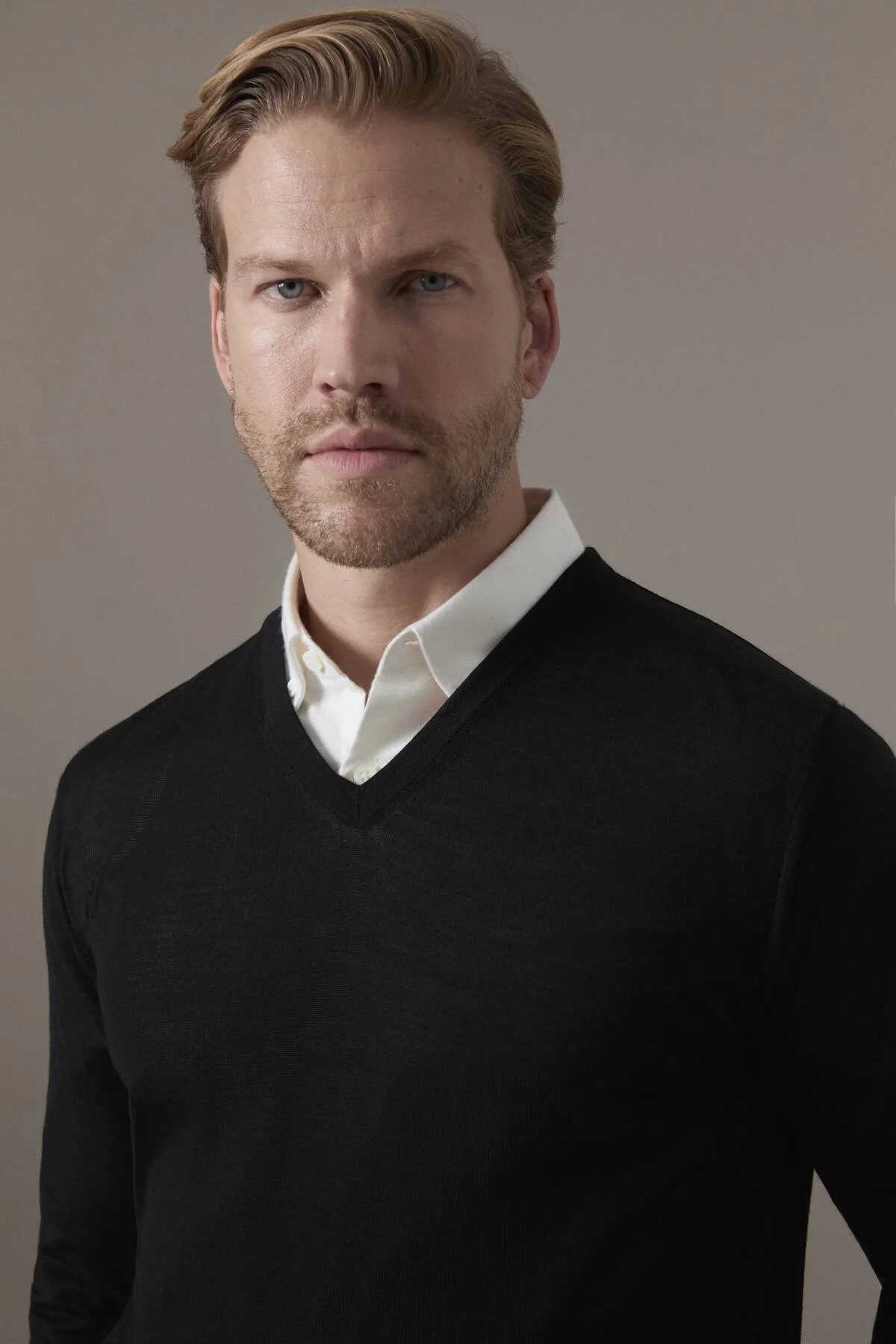Hemington - Ultrafine Merino Yünü V Yaka Siyah Triko (3)