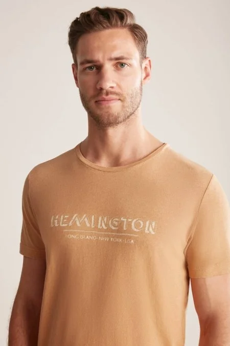 Hemington Baskılı Keten Pamuk Karışımlı Camel T-Shirt