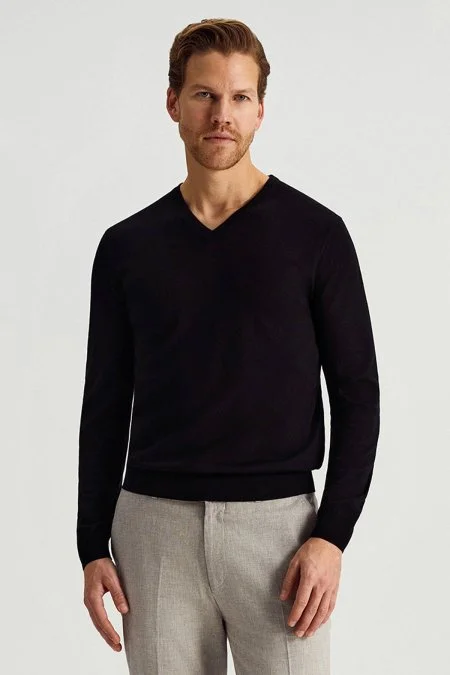 İtalyan Merino Yün V Yaka Siyah Triko