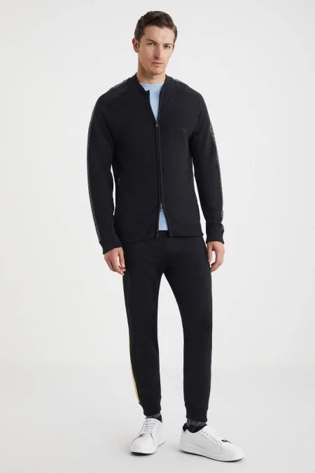 Kolları Şerit Detaylı Fermuarlı Siyah Triko Spor Ceket