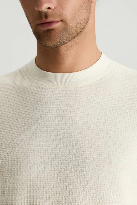 Saf Pamuk Jakar Desenli Bisiklet Yaka Beyaz T-Shirt