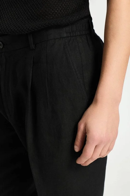 Saf Keten Siyah Pileli Şort