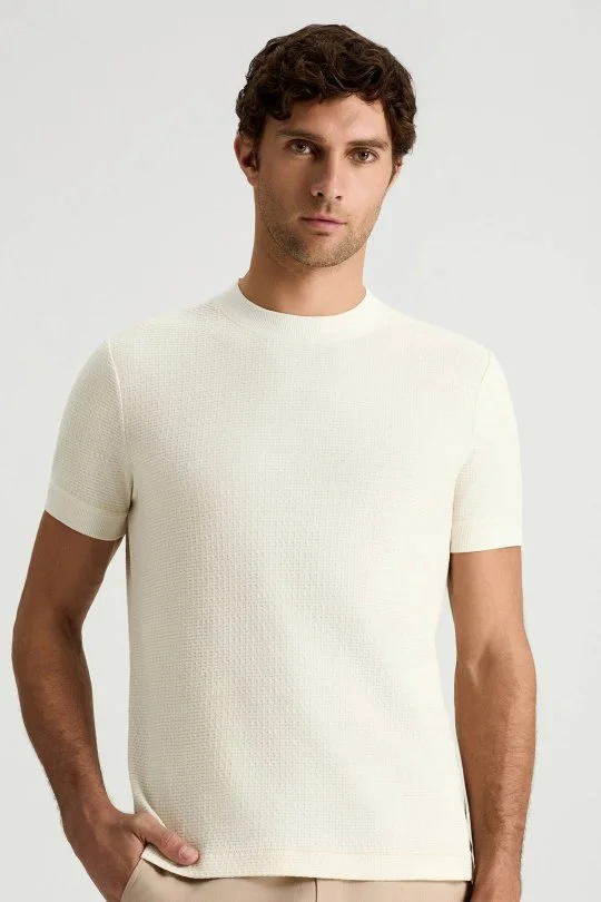 Saf Pamuk Jakar Desenli Bisiklet Yaka Beyaz T-Shirt